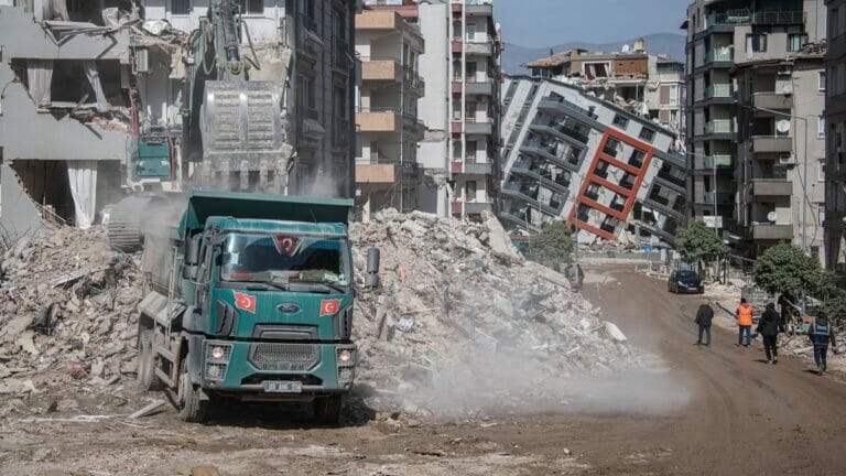 Unter den Erdbebenopfern in der Türkei sind unverhältnismäßig viele Syrer