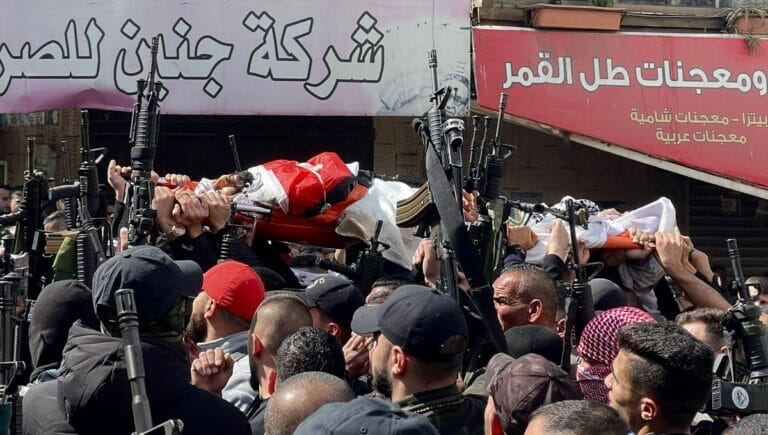 »Trauergäste« beim Begräbnis eines bei einem israelischen Antiterror-Einsatzes getöteten Palästinensers