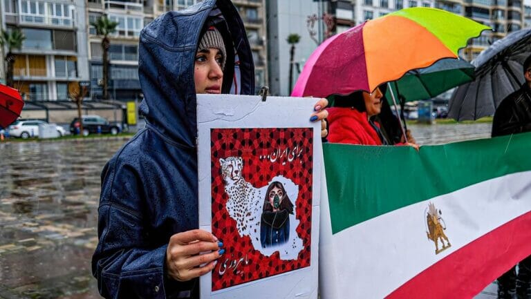 Solidaritätsdemonstration mit von Giftgasangriffen betroffenen Schülerinnen im Iran