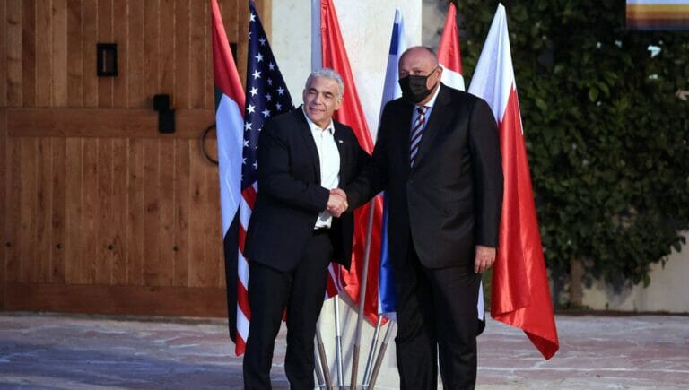 Ägyptens Außenminister Sameh Shoukry mit seinem damaligen israelischen Amtskollegen Yair Lapid beim Negev Forum im Jahr 2022