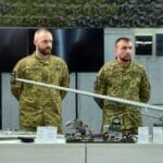 Ukrainische Soldaten präsentieren über dem Land abgeschossene Drohnen