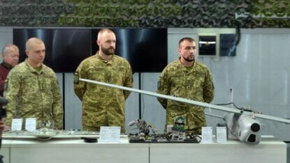 Ukrainische Soldaten präsentieren über dem Land abgeschossene Drohnen