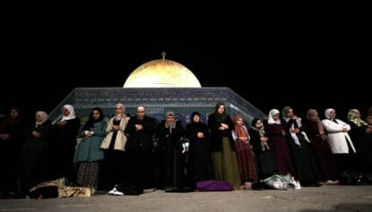 Musliminnen auf dem Jerusalemer Tempelberg beim Tarawih-Gebet zum Beginn des Ramadan