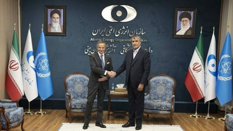 Rafael Grossi mit dem Chef der iranische Atombehörde Mohammed Eslami