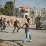Einwohner des nahe der neuen Terrorsiedlung gelegenen Silwad bewerfen israelische Sicherheitskräfte mit Steinen