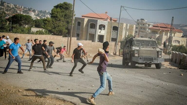 Einwohner des nahe der neuen Terrorsiedlung gelegenen Silwad bewerfen israelische Sicherheitskräfte mit Steinen