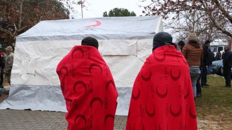 Der Türkische Rote Halbmond verkaufte Zelte an andere Hilfsorganisationen, statt sie selbst zu verteilen
