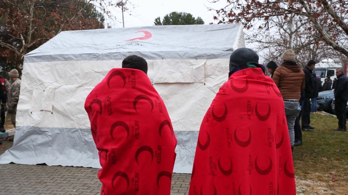 t-rkischer-roter-halbmond-verkauft-zelte-f-r-erdbebenopfer