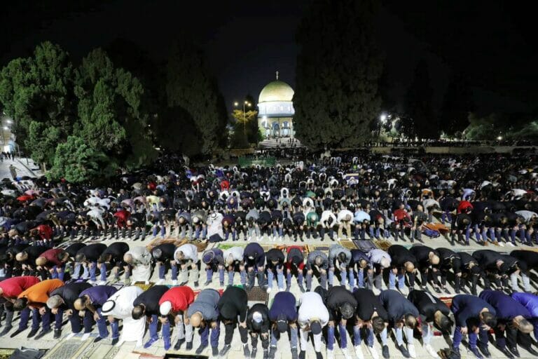 Betende vor der Al-Aksa-Moschee in Jerusalem am 9. April 2023. (© imago images/APAimages)