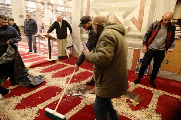 Aufräumarbeiten in der Al-Aksa-Moschee. Araber, die sich gegen die Verwandlung eines Gotteshaus in ein Schlachtfeld durch verbarrikadierte Palästinenser kritisieren, haben in unseren Medien keinen Platz. (© imago images/Xinhua)