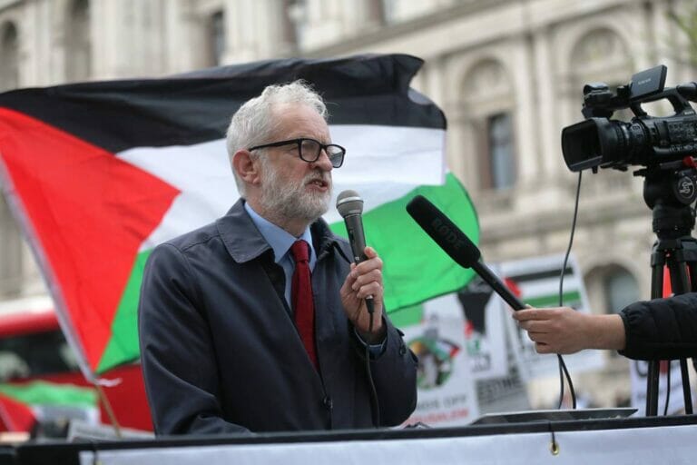 Jeremy Corbyn bei einer israelfeindlichen Kundgebung im Jahr 20221. (© imago images/ZUMA Wire)