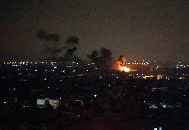 Nach einem israelischen Luftschlag gegen ein Ziel der Hamas im Gazastreifen. (© imago images/ZUMA Wire)