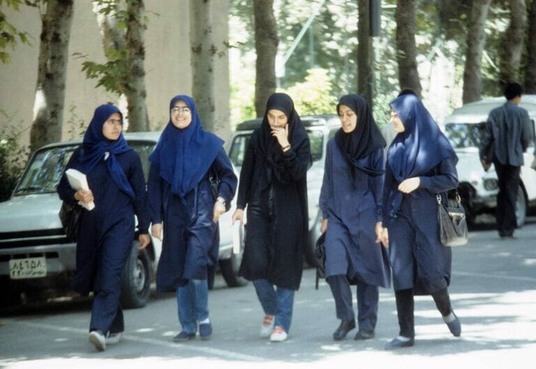 Über dreihundert chemische Attacken wurden seit November auf Schülerinnen im Iran begangen. (© imago images/Dieter Bauer)