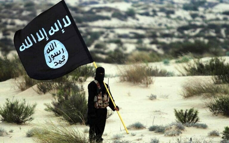 Ein Kämpfer mit der Flagge des Islamischen Staates. (© imago images/UIG)