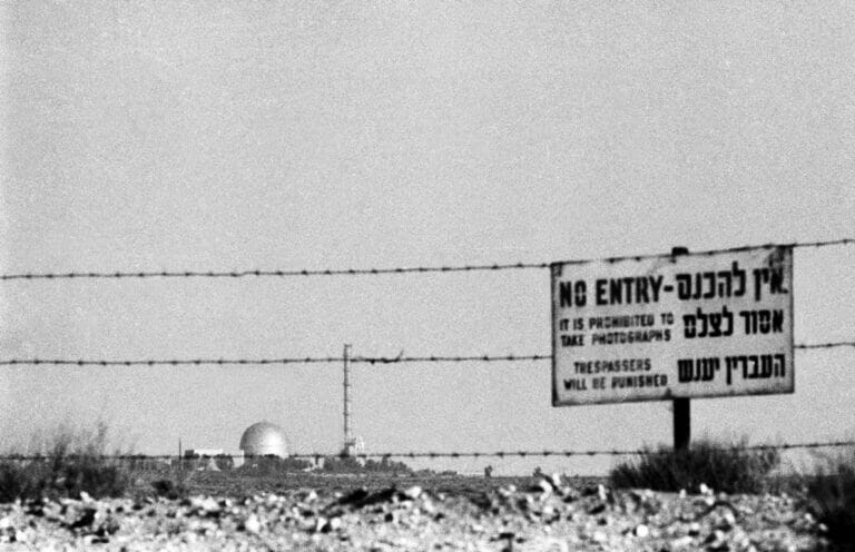 Warnschild beim israelischen Kernforschungszentrum Dimona im Jahr 1986. (© imago images/NTB)