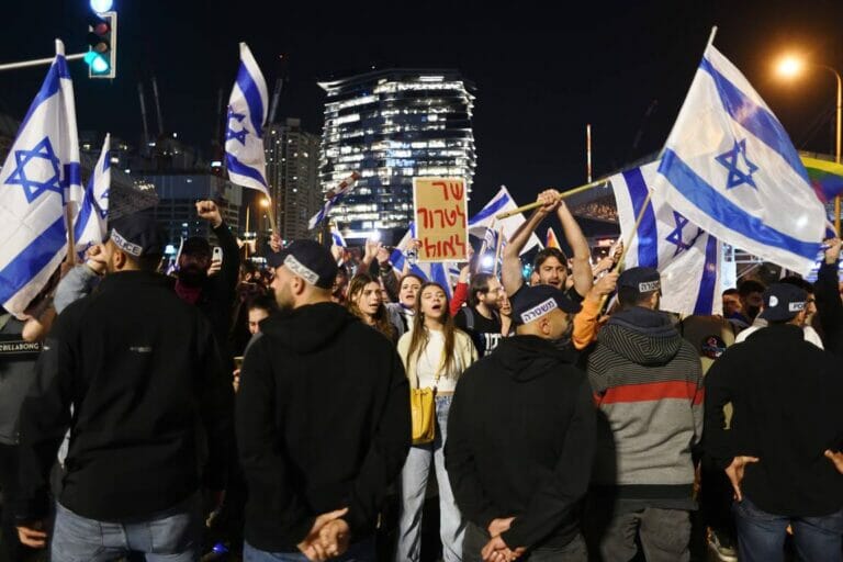 Noch verlieren die Proteste gegen Israels Regierung nicht an Schwung. (© imago images/Nur Photo)