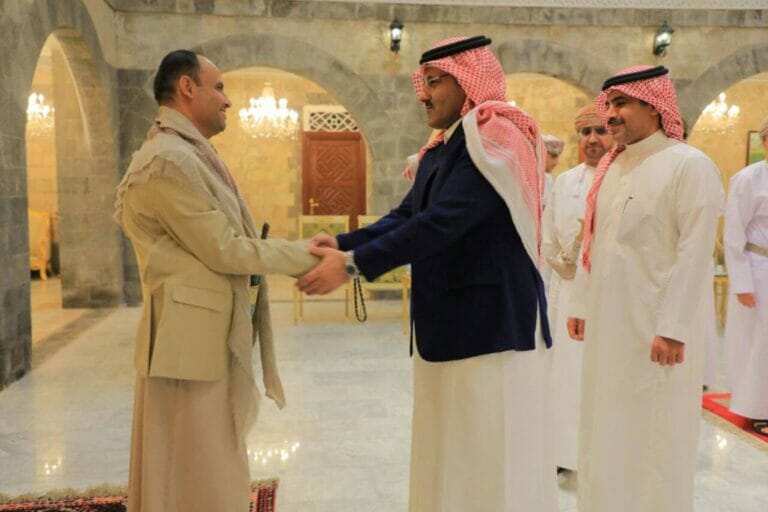 Begrüßung der Delegationen bei den Gesprächen zwischen Huthis und Saudi-Arabien im Jemen. (© imago images/Xinhua)