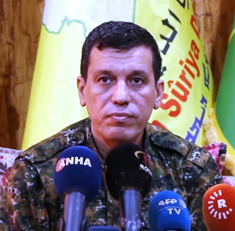 Mazlum Abdi, Kommandeur der SDF, war das Ziel der türkischen Attacke im Nordirak. (Wikimedia Commons/Voice of America)