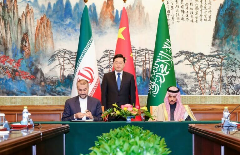 Irans Außenminister Abdollahian mit seinem Amtskollegen aus Saudi-Arabien, Prinz Faisal bin Farhan Al Saud, bei ihrem Treffen in Peking. (© imago images/Xinhua)