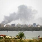 Rauch von den Kämpfen über der sudanesischen Hauptstadt Karthum. (© imago images/Xinhua)