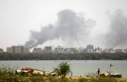 Rauch von den Kämpfen über der sudanesischen Hauptstadt Karthum. (© imago images/Xinhua)