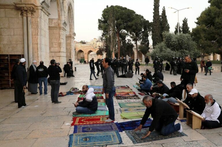 Muslimische Betende vor der Al-Aksa-Moschee am Tempelberg am Mittwoch. (© imago images/Xinhua)