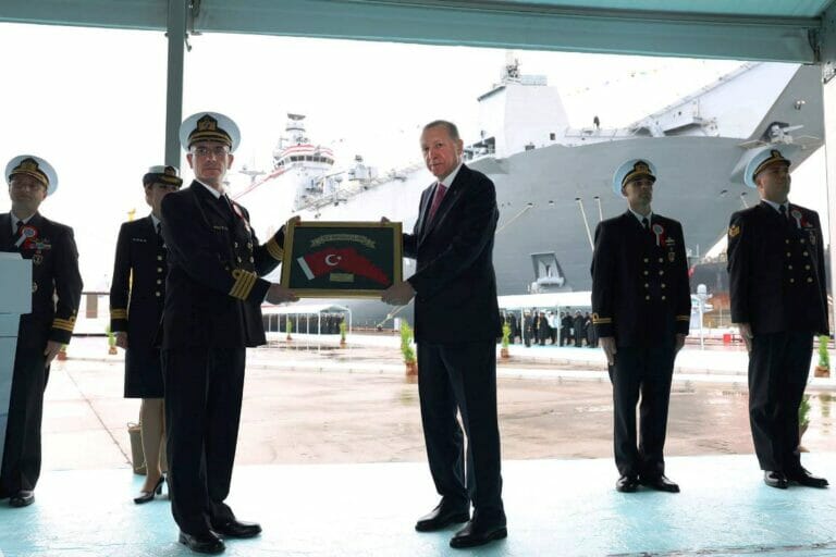 Präsident Erdoğan bei der Zeremonie für die »TCG Anadolu«, das größte Marineschiff der Türkei. (© imago images/APAimages)