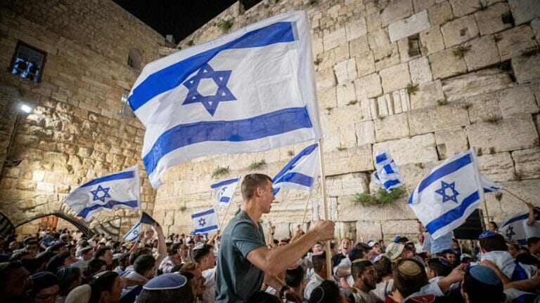 Juden feiern mit Israelfahnen an der Tempelmauer in Jerusalem