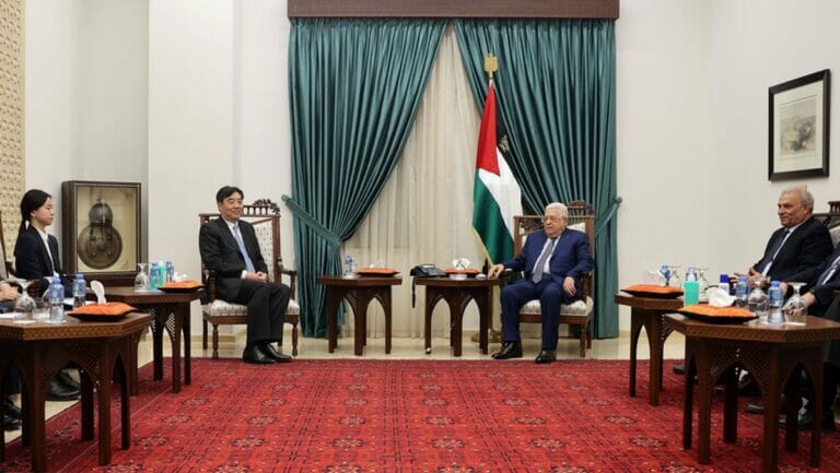 Präsident der Palästinensischen Autonomiebehörde Abbas bei Treffen mit Chinas Gesandten für den Friedensprozess