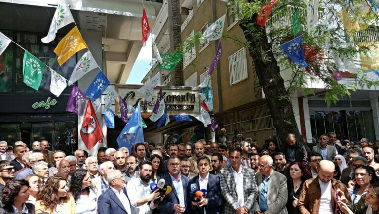 Demonstration in Diyarbakir gegen die Massenverhaftungen kurdischer Aktivisten und Oppositioneller