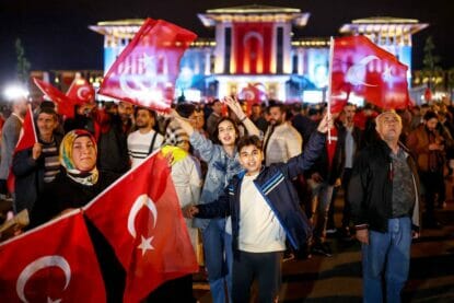 Erdoğan-Anhänger feiern in Anakara. (© imago images/ITAR-TASS)