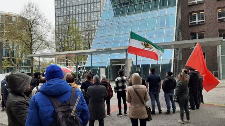 Demonstration von Exiliranern vor dem Prozess des Islamischen Zentrums Hamburg gegen den Verfassungsschutz