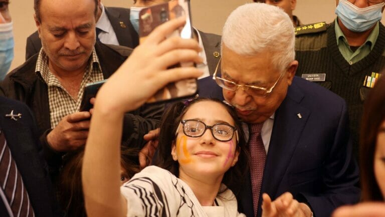 Mahmoud Abbas trifft sich mit Kindern von im Kampf gegen Israel getöteter Terroristen in Ramallah