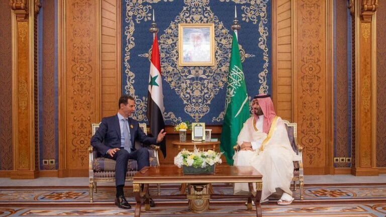 Saudi-Arabiens Kronprinz bin-Salman trifft Syriens Präsident Assad beim Gipfel der Arabischen Liga im saudischen Dschidda