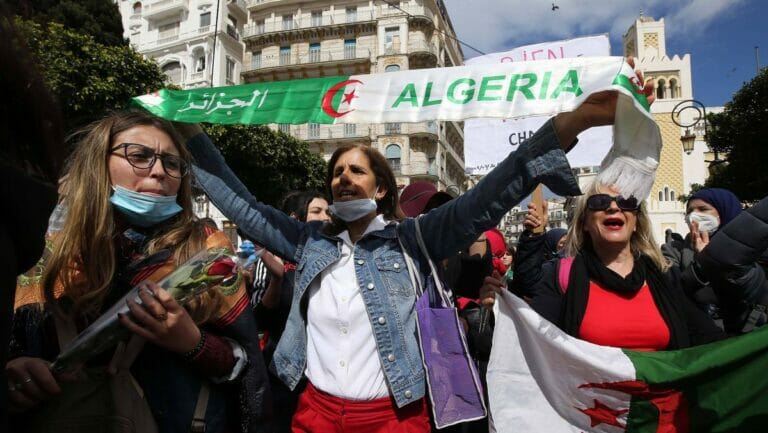 Anlässlich des Internationalen Frauentages demonstrieren Frauen in Algerien für mehr Rechte