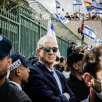 Benny Gantz auf einer Demonstration gegen Netanjahus geplante Justizreform