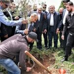 Irans Außenminister Hossein Amir-Abdollahian pflanzt bei seinem Besuch im libanesischen Grenzort Maroun einen Baum