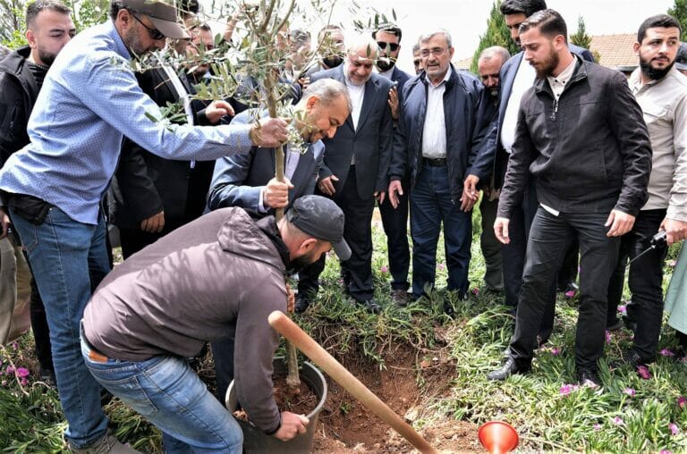Irans Außenminister Hossein Amir-Abdollahian pflanzt bei seinem Besuch im libanesischen Grenzort Maroun einen Baum
