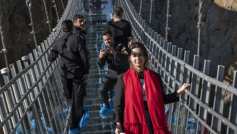 Iranische Frauen widersetzen sich öffentlich der Hidschab-Pflicht des Regimes