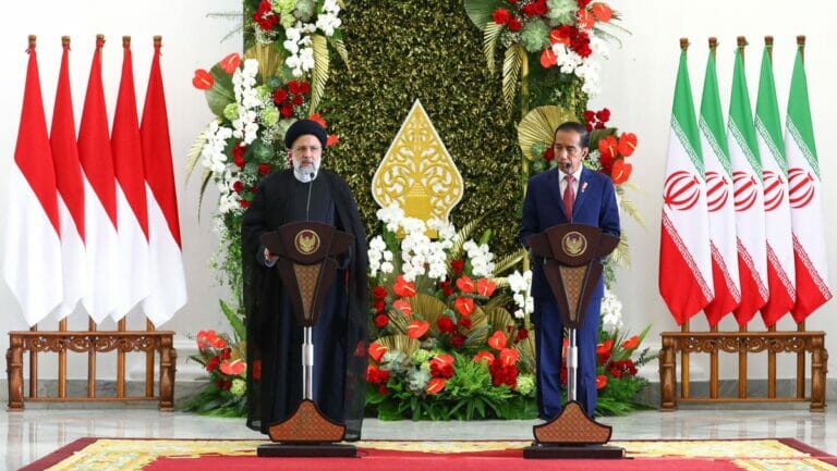 Irans Präsident Ebrahim Raisi zu Besuch bei seinem indonesischen Amtskollegen Joko Widodo