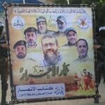 Terroristen des Islamischen Dschihad mit einem Poster von Khader Adnan und den von Israel getöteten Kommandeuren