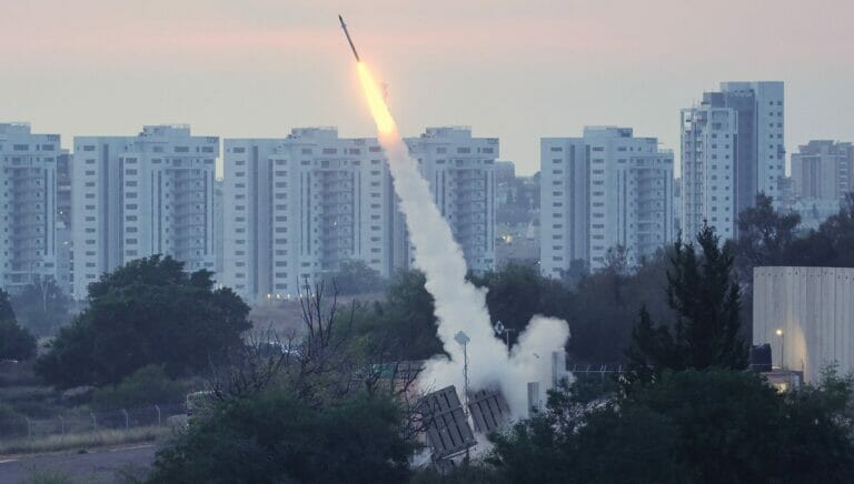 Israels Abwehrsystem Iron Dome in Ashkelon in Aktion, um Raketen aus Gaza abzufangen