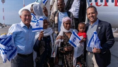 Der Vorsitzende der Jewish Agency, Doron Almog, begrüßt neue Einwanderer aus Äthiopien am israelischen Ben-Gurion-Flughafen in Tel Aviv