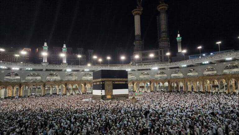 Muslimische Pilger bei der Hadsch in der Großen Moschee in Mekka