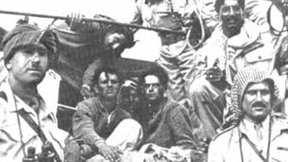 Der Major der Arabischen Legion, Abdullah el Tell (re.) und Hauptmann Hikmat Mihyar posieren mit zwei der vier jüdischen Überlebenden von Kfar Etzion