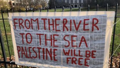Aktivisten an Northwestern University in Chicago beschmieren Zeitungsartikel über jüdische Identität mit antiisraelischer Parole