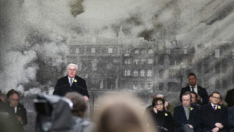 Gedenkrede von Bundespräsident Steinmeier am Denkmal für die Helden des Warschauer Ghettos am 19. April 2023
