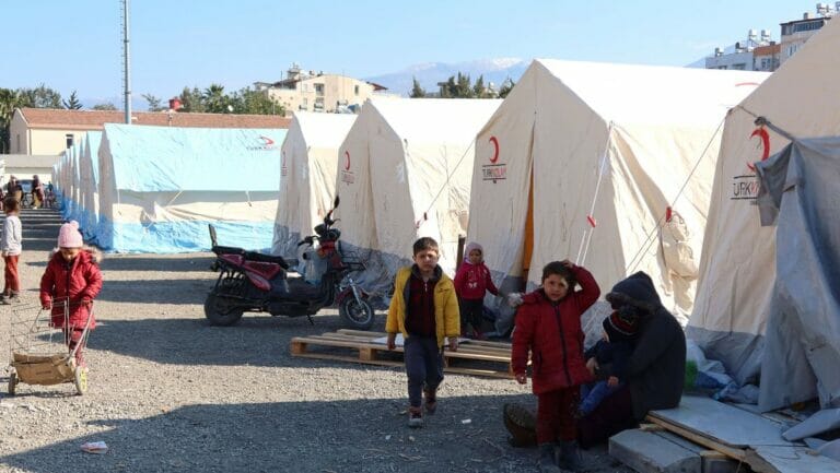 Syrische Flüchtlinge nach dem Erdbeben in der türkischen Stadt Iskenderun