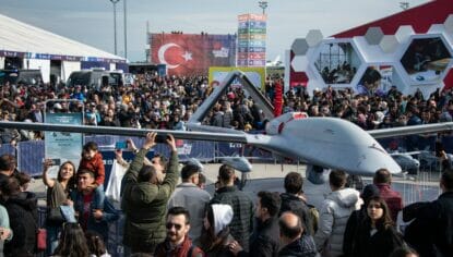 Türkische Rüstungsindustrie präsentiert Drohnen auf Waffenmesse in Istanbul