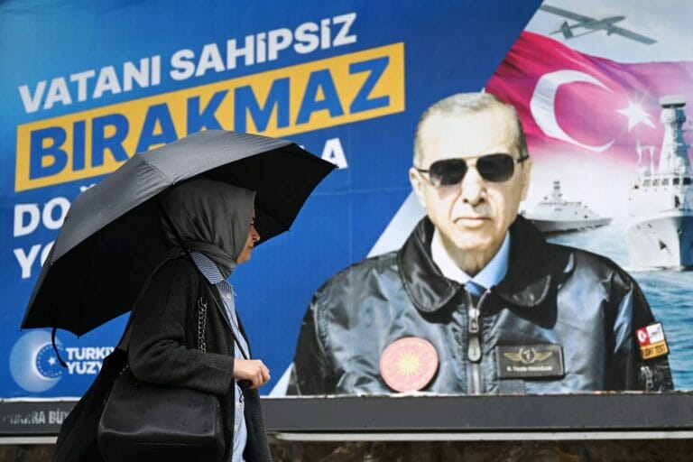 Nicht alle Türken waren über die Allgegenwart Erdoğans in Form von Wahlplakaten erfreut. (© imago images/SNA)